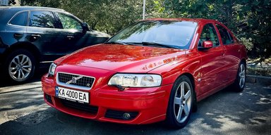 Непоказний раритет: у Києві помітили маловідомого конкурента BMW M3 від Volvo (фото)