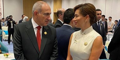 Любимая женщина премьер-министра Армении Пашиняна заявила о смене статуса после почти 30 лет вместе