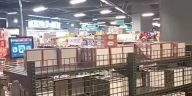 На Киевщине охранник супермаркета забил металлической палкой собаку: люди требуют огласки