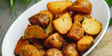 Картофель по-деревенски с чесноком: простой и вкусный рецепт