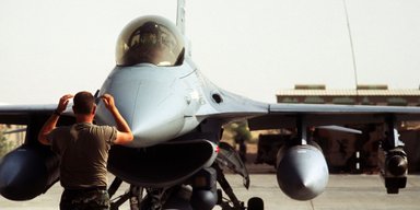 Россия атакует аэродромы Украины: как защитить истребители F-16 от "Искандеров"