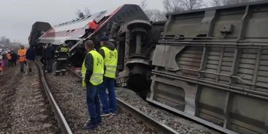 Вилазили через вікна: в РФ перекинувся поїзд з сотнями пасажирів, багато постраждалих (відео)