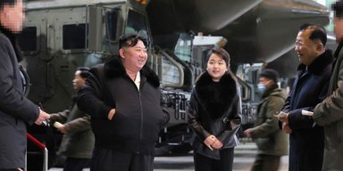 Ким Чен Ын с дочкой в парных образах посетили фабрику по производству баллистических ракет