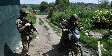 ЗСУ одним ударом дрона знищили увесь мототранспорт росіян, який ті назбирали для штурму (відео)