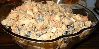 Салат із курячою печінкою, грибами, маслинами та болгарським перцем: рецепт ситної страви
