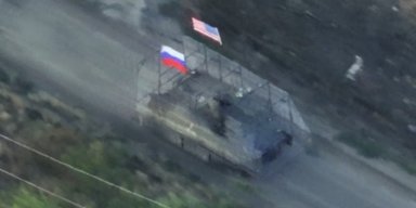 На фронте ликвидировали солдат РФ, которые с флагом США отправились на штурм, — соцсети