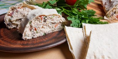 Вкусная закуска из простых продуктов: рулет из лаваша с курицей и сыром