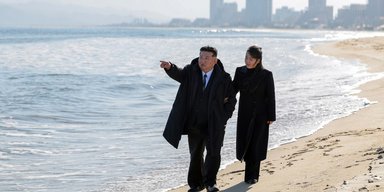 Ким Чен Ын с дочкой показал новый роскошный курорт КНДР рядом с ракетным полигоном