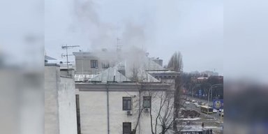 Могли что-то кинуть в камин: в Киеве из здания посольства РФ шли клубы дыма (видео)