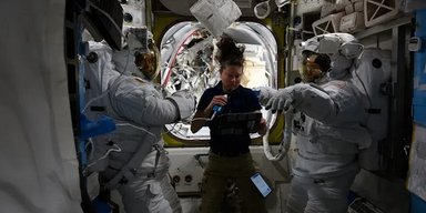 NASA скасувало вихід у відкритий космос астронавтів на МКС: проблема зі скафандром (відео)