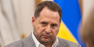 Отпустили из участка ночью: полиция "пообщалась" с военным, который бросил яйцо в Ермака, — СМИ