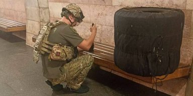 Кто-то забыл: в полиции показали предмет, из-за которого закрывали станцию метро "Лыбедская" (фото)