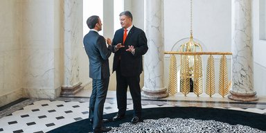 Увидеть Париж и не умереть. Чем отличались встречи кандидатов в президенты с Макроном и кто извлек большую выгоду