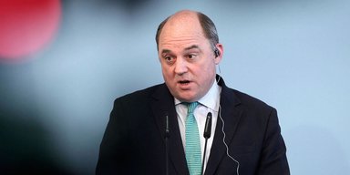 ВСУ набирает обороты: Уоллес призвал Зеленского активнее отправлять на войну молодых людей