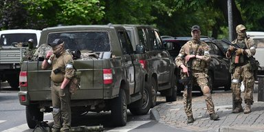 На бронеавтомобилях: в Беларусь прибыла большая колонна "вагнеровцев", — Гаюн (карта)