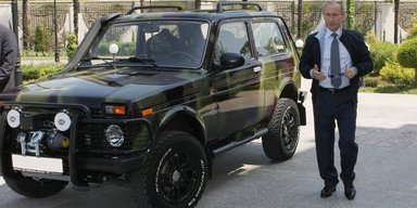 З Mercedes на "Москвич": Путін зажадав від чиновників у РФ пересісти на російські авто