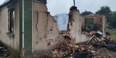 Згоріли документи і гроші: ЗМІ показали будинок на Волині після падіння боєприпаса з літака (фото)