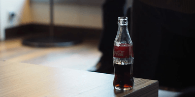 Повторити зможе кожен: пивовари перетворили Coca-Cola на дуже міцне вино (відео)