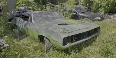 Покинутий раритет: у сараї знайшли рідкісний американський спорткар 70-х (відео)