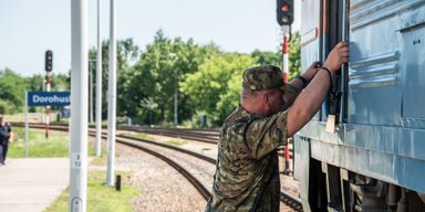 Українці в'їхали до Польщі на вантажному поїзді, перебравши з алкоголем: як їх покарали