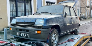 Бюджетная капсула времени: обнаружен миниатюрный Renault 80-х с пробегом 12 км (фото)