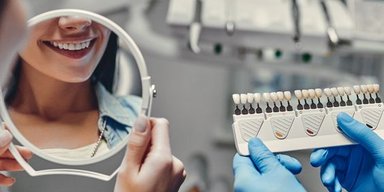 8 коронок и 20 пломб: пациентка подала в суд на стоматолога, оставившего ее без зубов