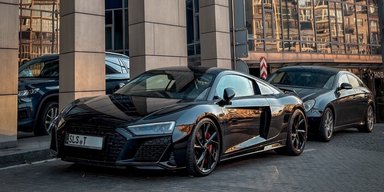 С двигателем Lamborghini: в Киеве замечен мощный немецкий суперкар на "бляхах" (фото)