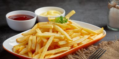 Хрустящая и вкусная: как приготовить картошку фри в духовке