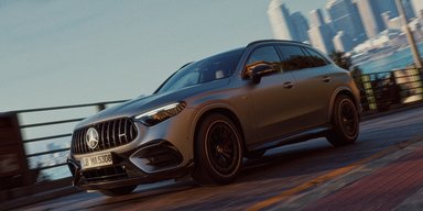 Дрифт-режим и 4,2 с до сотни: дебютировал новый заряженный кроссовер Mercedes (фото)