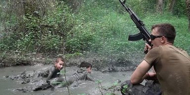 Ползали в грязи под дулом автомата: в РФ спецназовцы провели военный тренинг для детей (фото)
