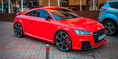 Компактная ракета: в Киеве заметили яркий заряженный спорткар Audi (фото)
