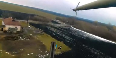 "Були сльози на очах": українці з прапорами зустріли пілота Мі-24 після бойового завдання (відео)
