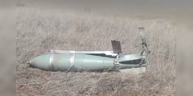 Упала в полі: прикордонники збили російську авіабомбу РБК-250 на Донбасі (відео)