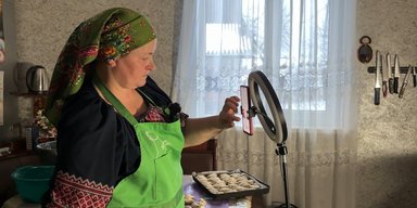 Жінка з села неочікувано стала зіркою мережі: її відео набирають тисячі переглядів
