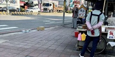 Мужчина разложил $170 тысяч на тротуаре и никто не посмел их тронуть: в чем секрет (фото)