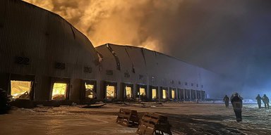 Обвалились конструкции: на ликвидации пожара на складах в Яготине погиб спасатель (фото)