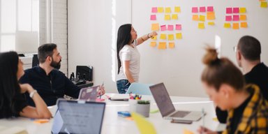Люди втрачають здоров'я через робочі наради: дослідження Harvard Business Review
