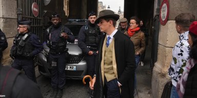 Фото після пограбування у Луврі викликало ажіотаж: загадкового чоловіка назвали детективом
