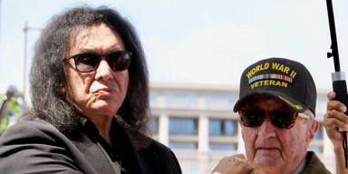 Чудом выжила в концлагере: фронтмен группы Kiss сделал неожиданное признание о матери