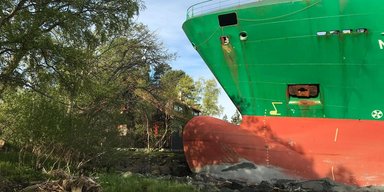 Хозяин даже не проснулся: в Норвегии огромный корабль едва не снес дом на пляже (фото)