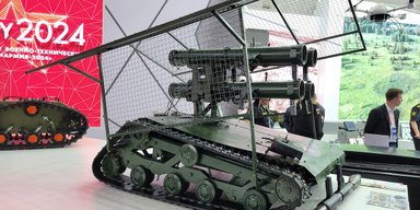 С огнеметами и "мангалом": в РФ показали нового боевого робота "Омич-Шмель" (фото)