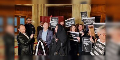 В Румынии антиукраинская депутатка с похоронным венком спела заупокойную демократии (видео)