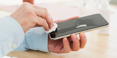 Ваш телефон покрыт микробами: как правильно его очистить, чтобы не испортить