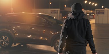 Удары, поджоги и проколотые шины: люди нападают на автомобили с ИИ из-за "тревоги"