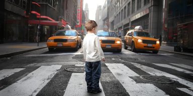 "Помогите найти маму": в США 5-летний мальчик стучал в двери незнакомцев, умоляя о помощи