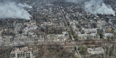Городские бои в Торецке: россияне взрывают дома, занося в подвалы противотанковые мины