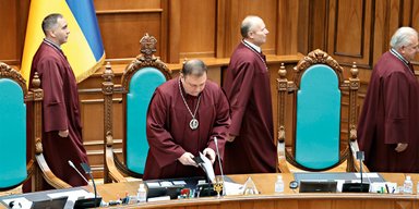 Удар в голову. Что стоит за первым в истории Украины увольнением главы Конституционного Суда
