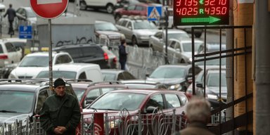 Штиль или шторм: украинцам объяснили, что будет с курсом доллара после решения НБУ