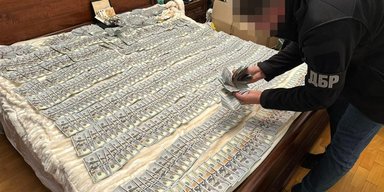 $1,2 млн готівки та 11 машин: як наживалися співробітники Голосіївського РТЦК у Києві (відео)