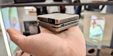 Вміщається на долоні: представлений надкомпактний проектор Aurzen Zip, що він уміє